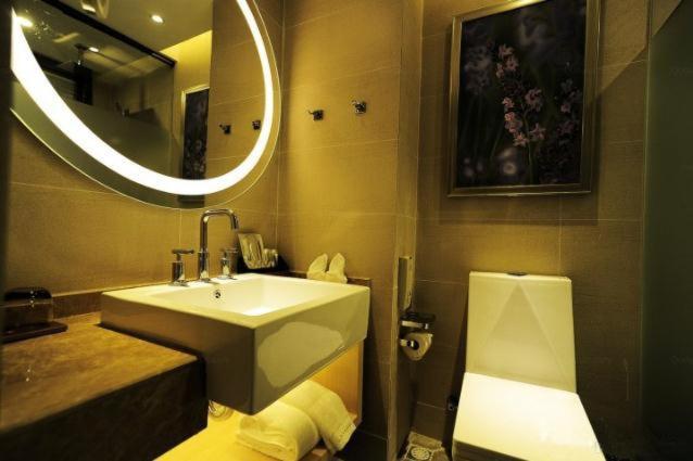 贵阳麗枫酒店·贵阳花果园购物中心店的一间带水槽、镜子和卫生间的浴室