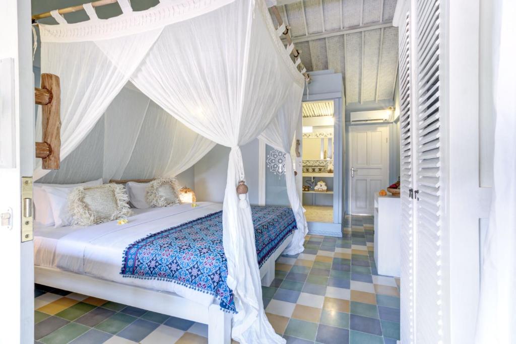 坎古The Chillhouse Canggu by BVR Bali Holiday Rentals的一间卧室配有一张带天蓬的白色床