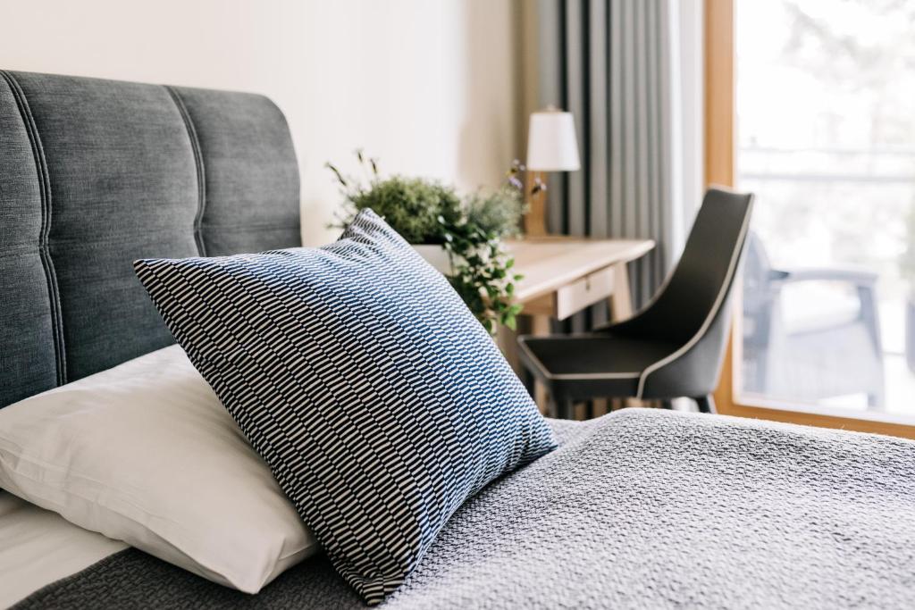 格丁尼亚Apartamenty Maestro的床上有蓝色和白色的枕头