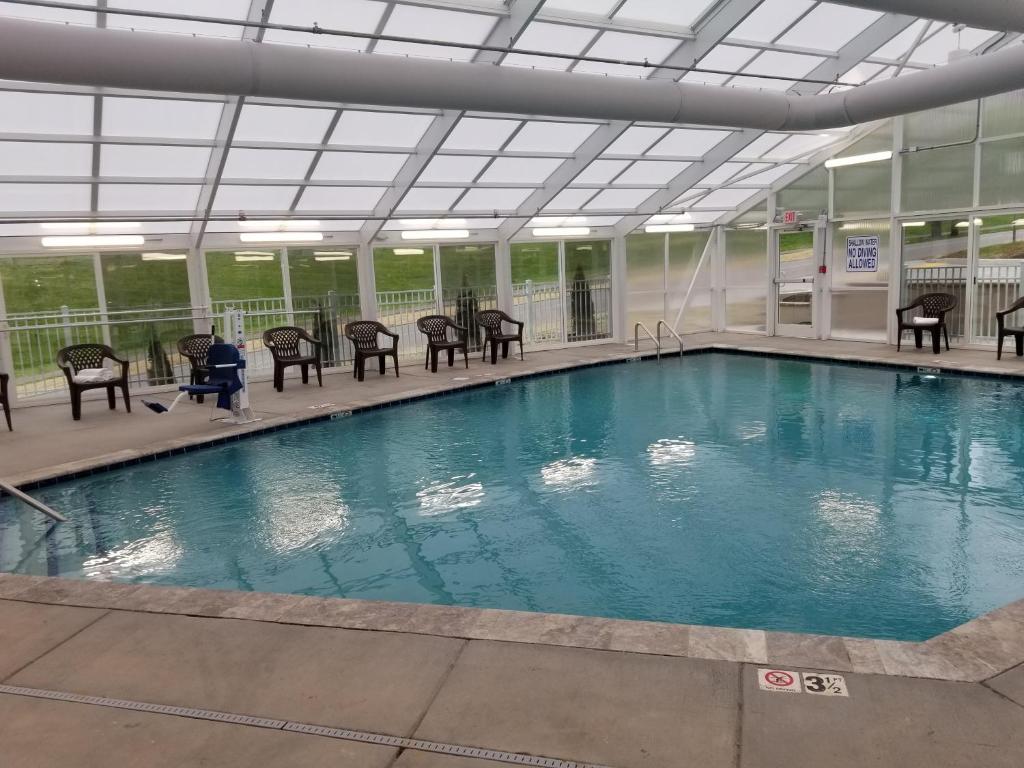 鸽子谷度假别墅酒店的大楼内带桌椅的大型游泳池