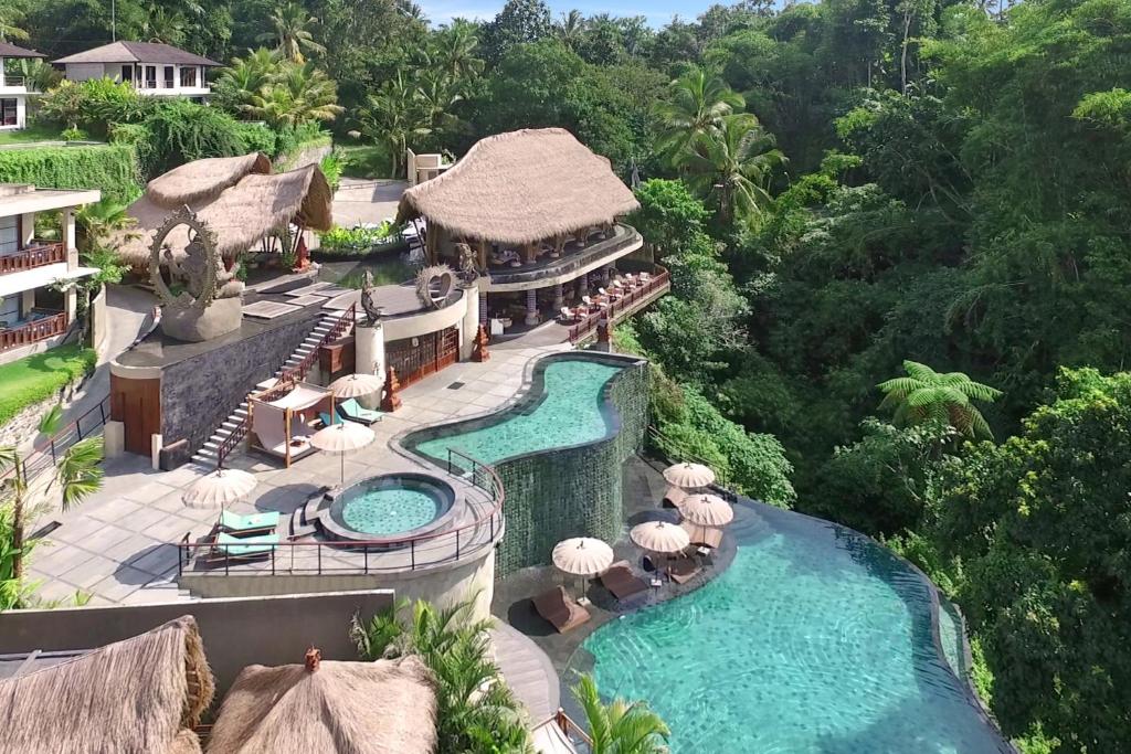 德格拉朗Aksari Resort Ubud by Ini Vie Hospitality的享有带游泳池的度假村的空中景致