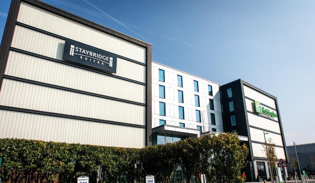 希灵登Staybridge Suites London Heathrow - Bath Road, an IHG Aparthotel的一座标有酒店标志的建筑