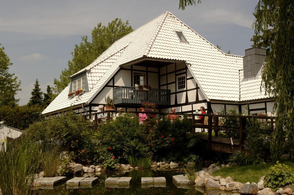 马兰迪威瑟尔霍夫酒店的一个带 ⁇ 屋顶和花园的房子