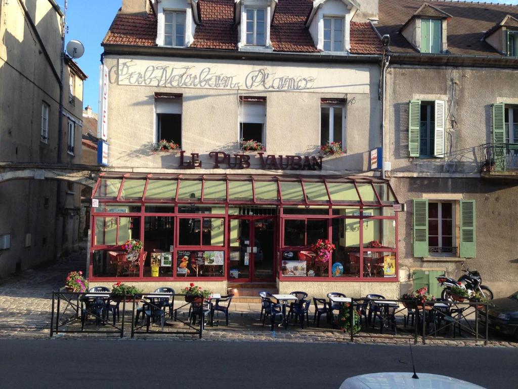 阿瓦隆Pub vauban terreaux的大楼前设有桌椅的餐厅