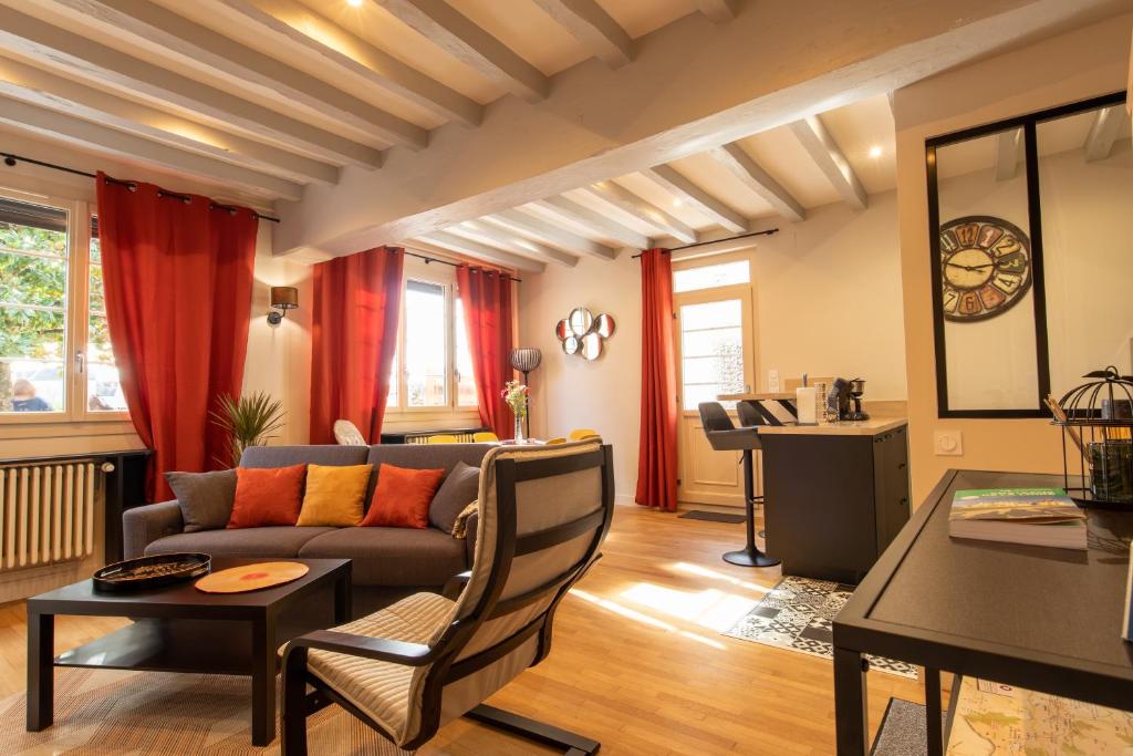 谢尔河畔努瓦耶Maison aux portes de Beauval的客厅配有沙发和桌子