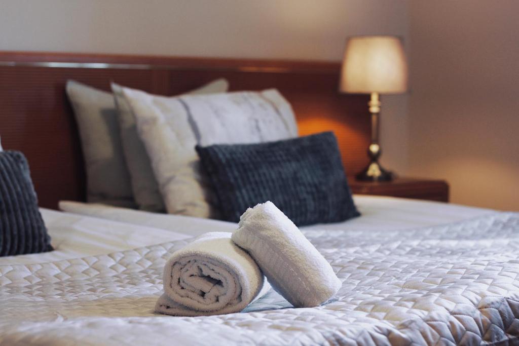 桑德维肯斯科姆玛斯加登霍格博酒店的在酒店房间床上的一条毛巾