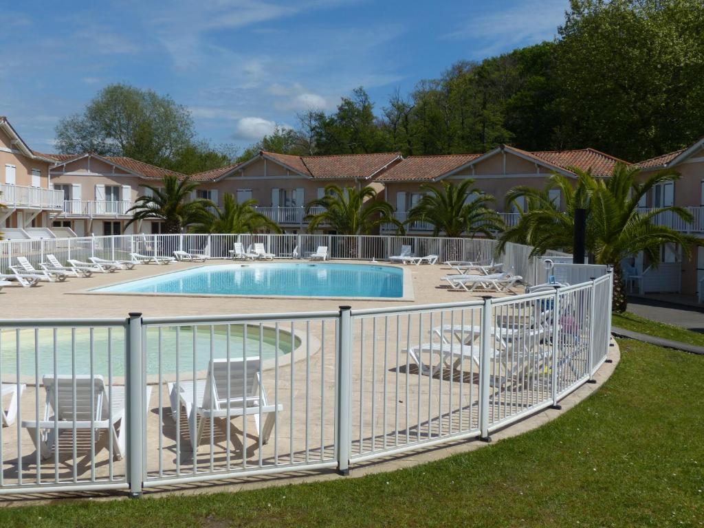 安格雷RESIDENCE LA CROISIERE- Appt Duplex 6 Personnes的游泳池周围设有围栏和躺椅