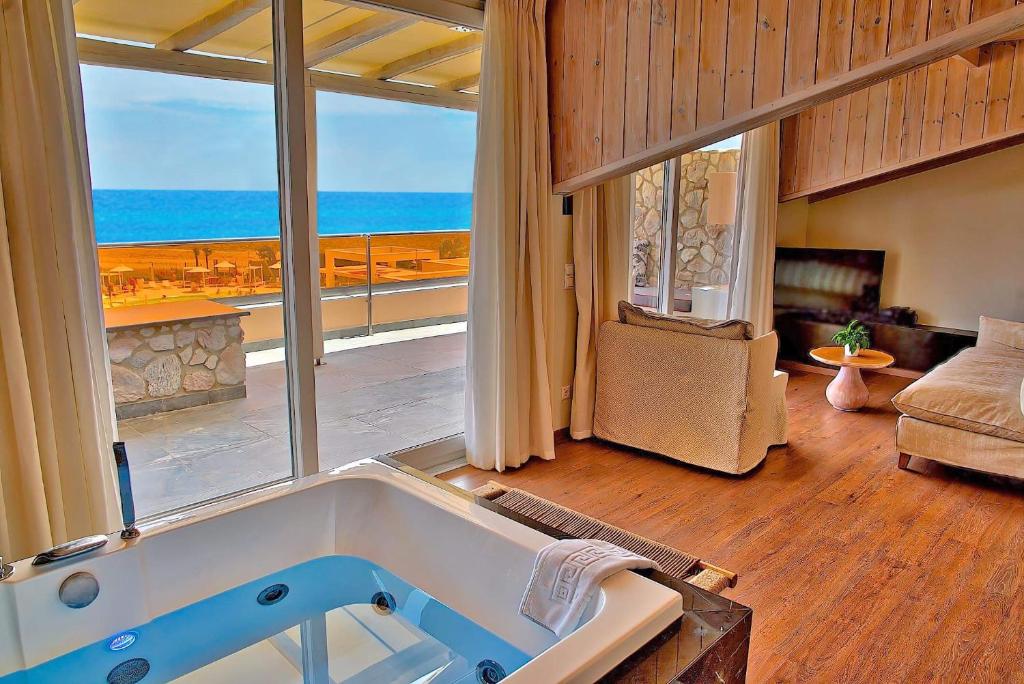 普拉卡利特索罗奥林巴斯度假别墅及水疗中心的海景客房内的浴缸