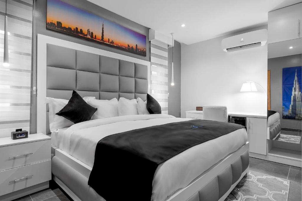 拉各斯Villa Monument Hotel的一间卧室配有一张大床和大床头板