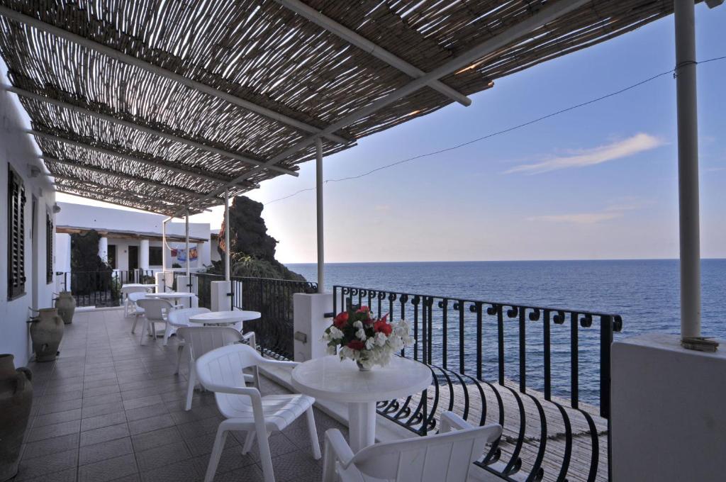 Hotel Villaggio Stromboli - isola di Stromboli的阳台或露台