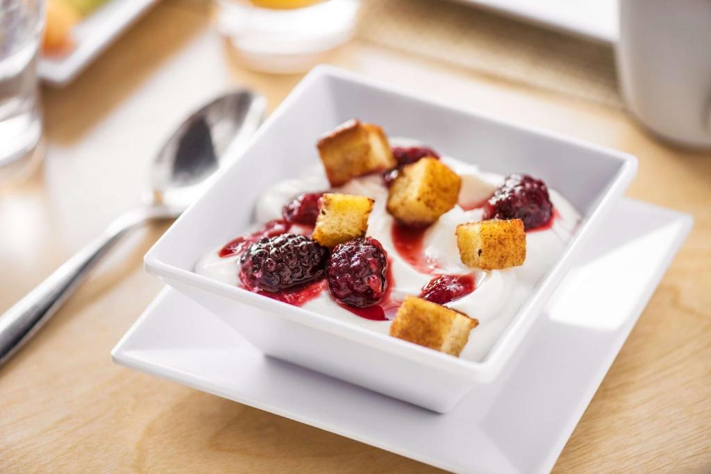 安克雷奇安克雷奇凯悦大厦酒店的白碗食物,包括浆果和奶油