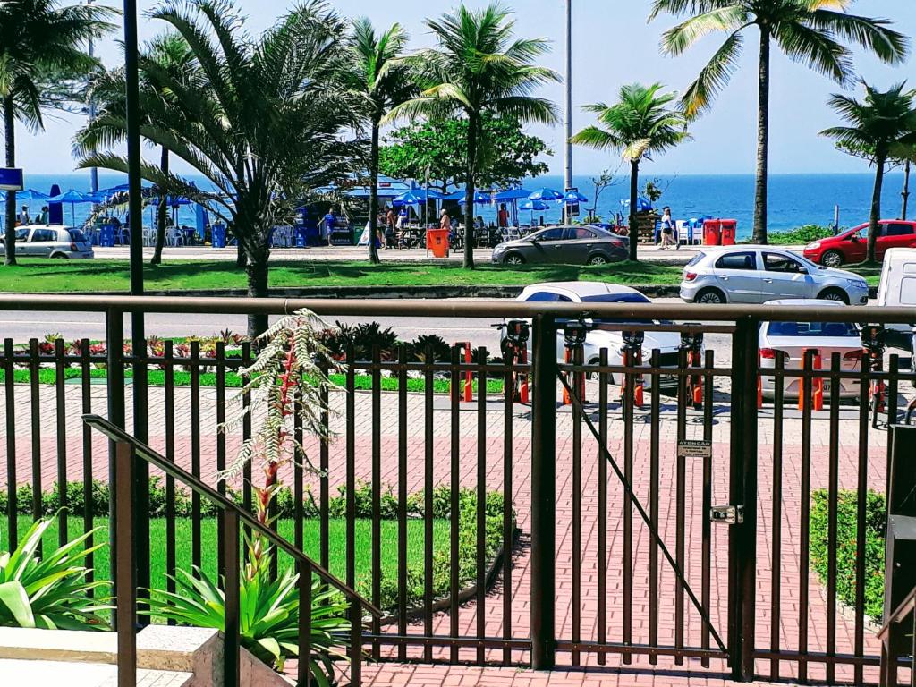 里约热内卢Marbella Apart Hotel的享有棕榈树公园和大海的景色