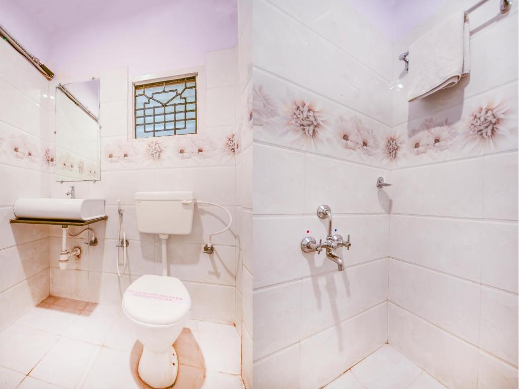 迈索尔Aishwarya Le Royal的白色的浴室设有卫生间和淋浴。