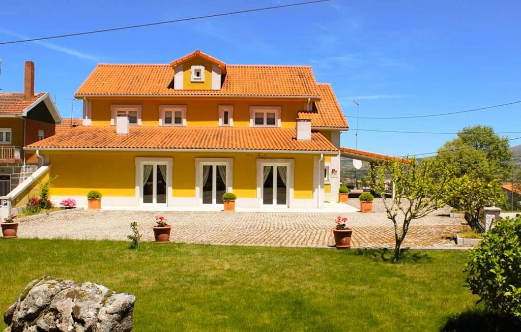 蒙塔莱格里Casa Santa Catarina的黄色房子,有橙色屋顶