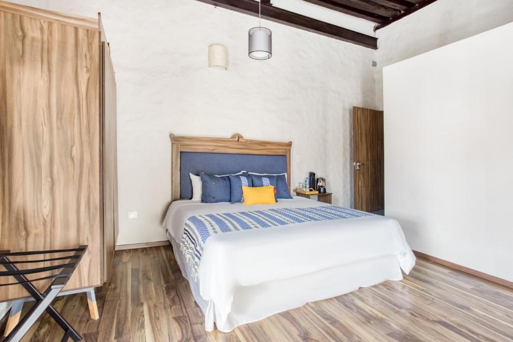 普埃布拉Milagro Hotel的一间卧室配有蓝色和黄色枕头的床