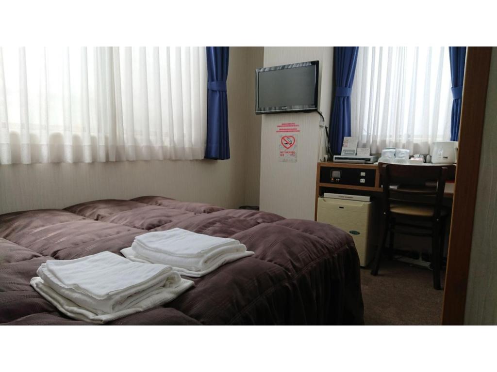 大阪City Inn Nishi Tanabe / Vacation STAY 78538的一间设有白色毛巾的床的房间