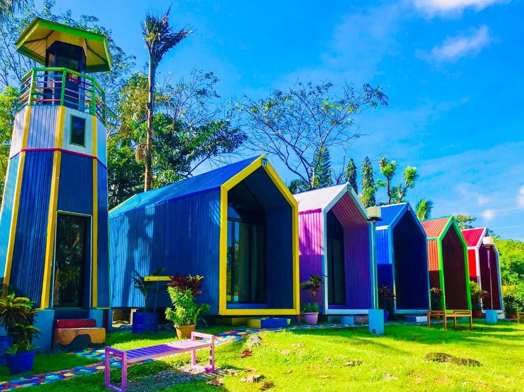 曼巴豪Lanzones Cabana的院子里一排色彩缤纷的海滩小屋