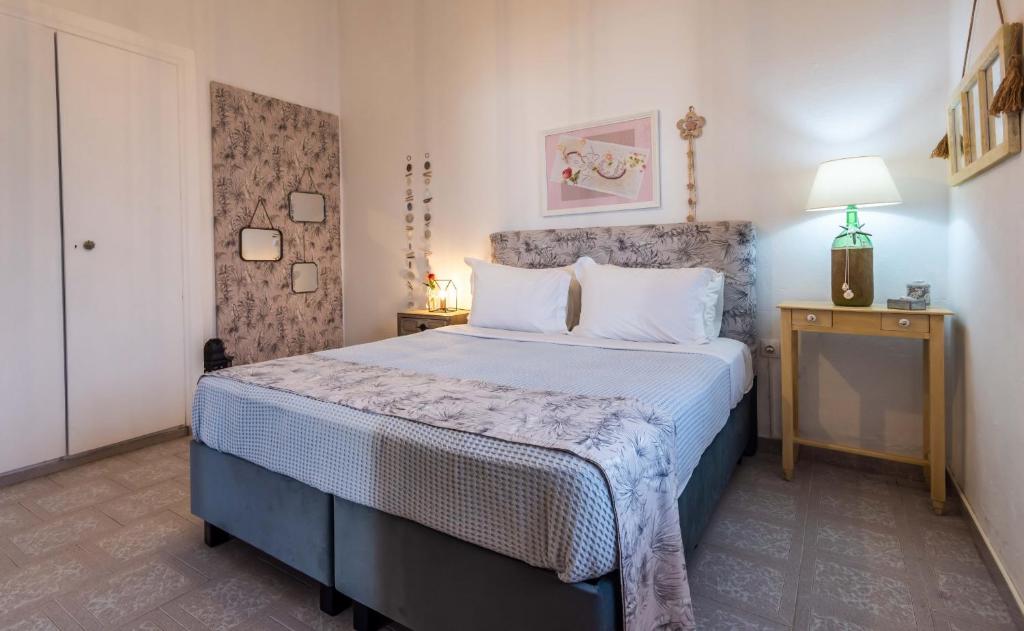 TriovasálosGiorgantis House & Studio的卧室配有带白色枕头的大床