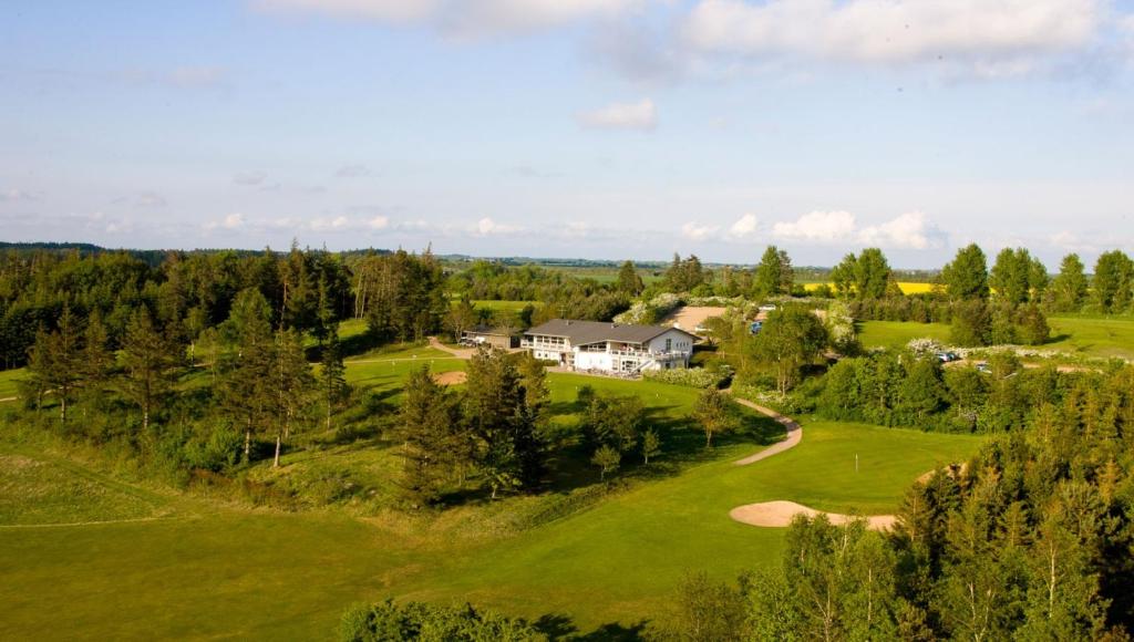 SkalsHjarbæk Fjord Golfcenter的高尔夫球场上房子的空中景观