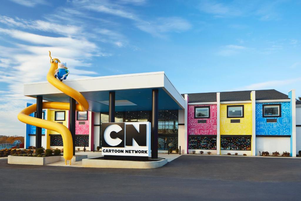 兰开斯特Cartoon Network Hotel的前面有海马雕像的加油站