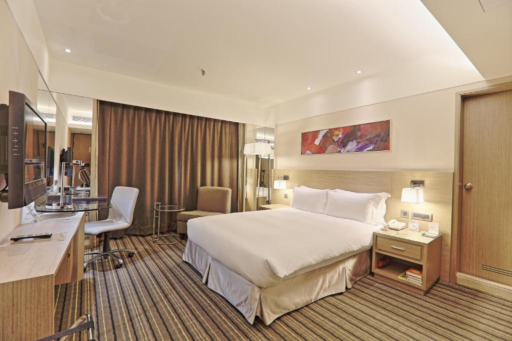 台北三德饭店的配有一张床和一张书桌的酒店客房