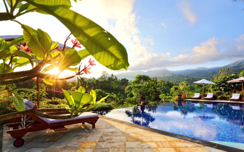 新加拉惹香缇天然全景酒店的一座带游泳池和山脉的度假村