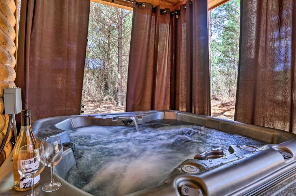 布罗肯鲍The Breeze Forested Oasis with Hot Tub and Deck!的窗户客房内的浴缸
