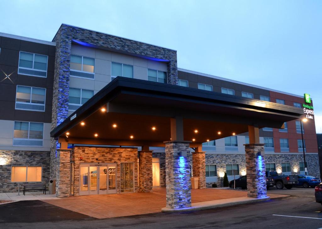蒙罗维尔Holiday Inn Express & Suites - Pittsburgh - Monroeville, an IHG Hotel的前面有停车位的大楼