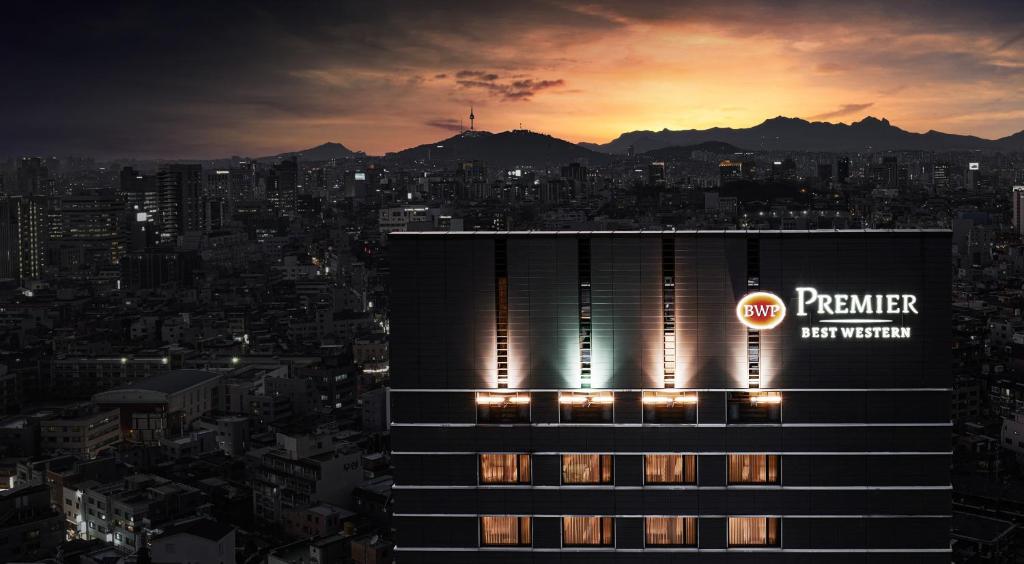 首尔江南贝斯特韦斯特尊贵酒店的上面有百事可乐标志的建筑