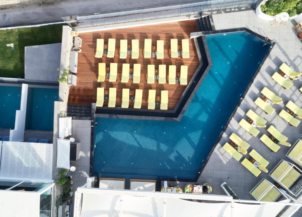 米克诺斯城米克诺斯城珊瑚罗莱夏朵精品酒店的游泳池的顶部景色