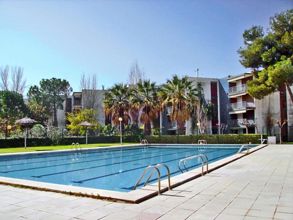 维拉福林Apartment Reus Mediterrani-1 by Interhome的一座种植了树木和建筑的大型游泳池