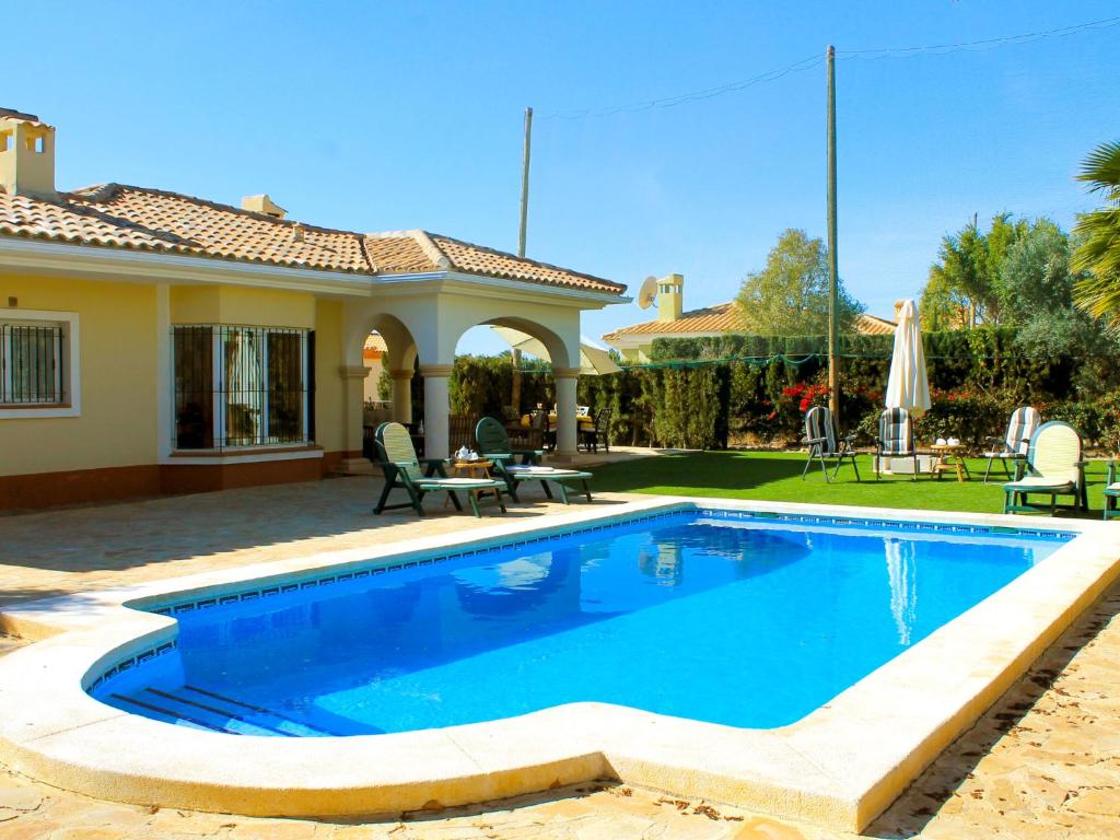 穆特克萨梅尔Holiday Home Bonalba Golf- Urb- Los Naranjos by Interhome的房屋前的游泳池