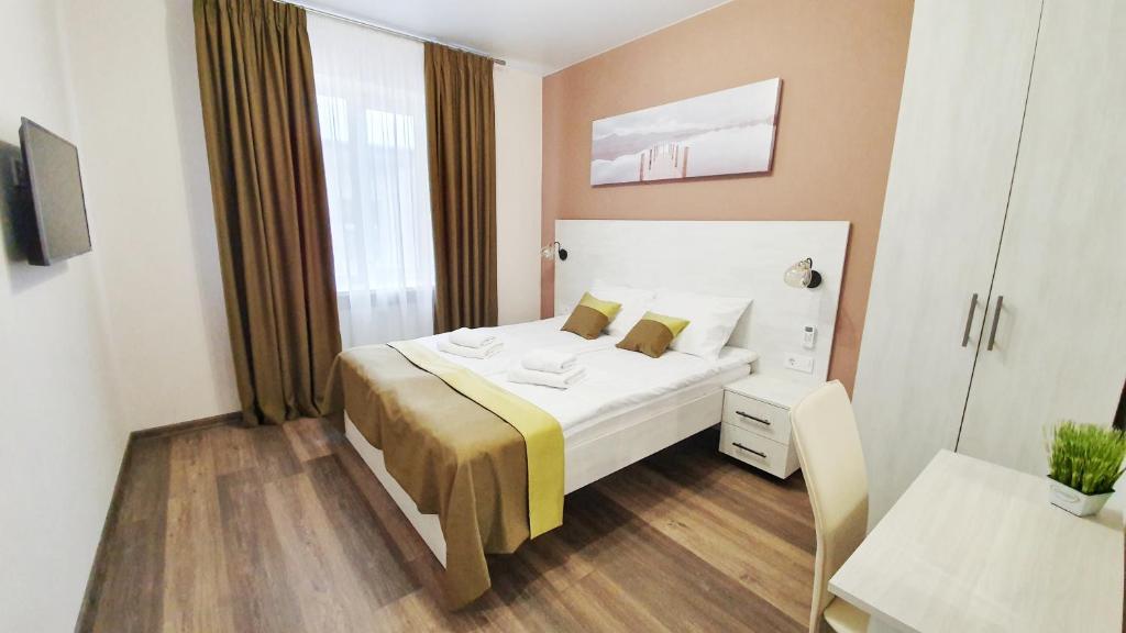 利沃夫DeMar Apart Fresh的酒店客房设有床和窗户。