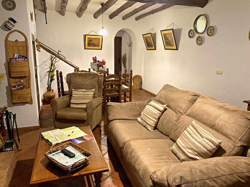 扎哈拉Casa rural familiar en el pueblo de Zahara de la Sierra的客厅配有沙发和桌子