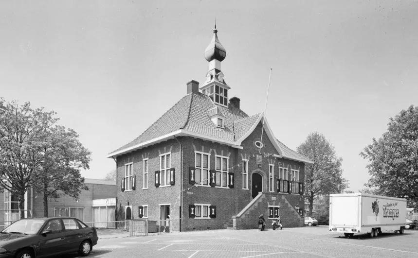WolphaartsdijkHerberg de Griffioen的一座大建筑,上面有旗帜