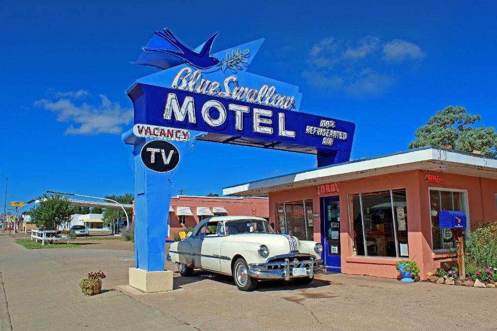 图克姆卡里Blue Swallow Motel的一辆旧车停在汽车旅馆前