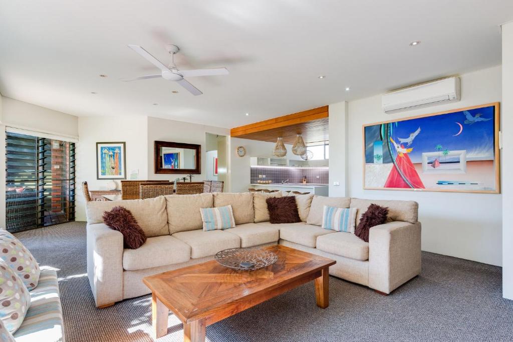 科夫斯港鹦鹉螺海滨Spa公寓的客厅配有沙发和桌子