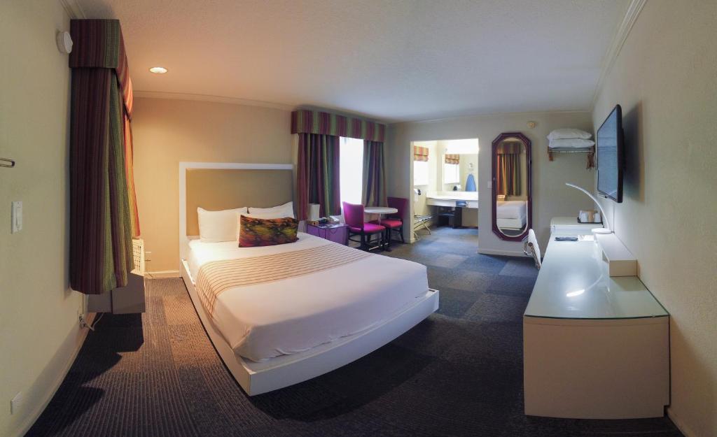 旧金山康特利赫尔斯酒店的配有一张床和一张书桌的酒店客房