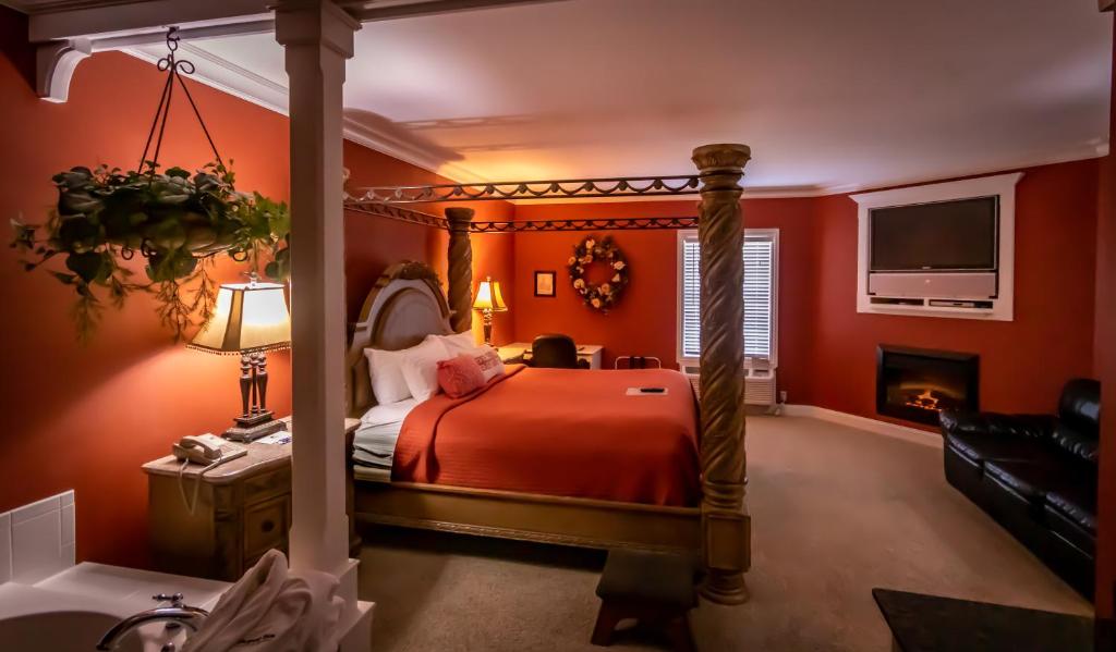 La PlataDepot Inn & Suites的红色卧室设有一张床和一个壁炉