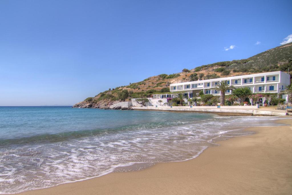 普拉提伊亚洛斯西弗诺斯Platys Gialos Hotel Sifnos的大楼前的海滩景色