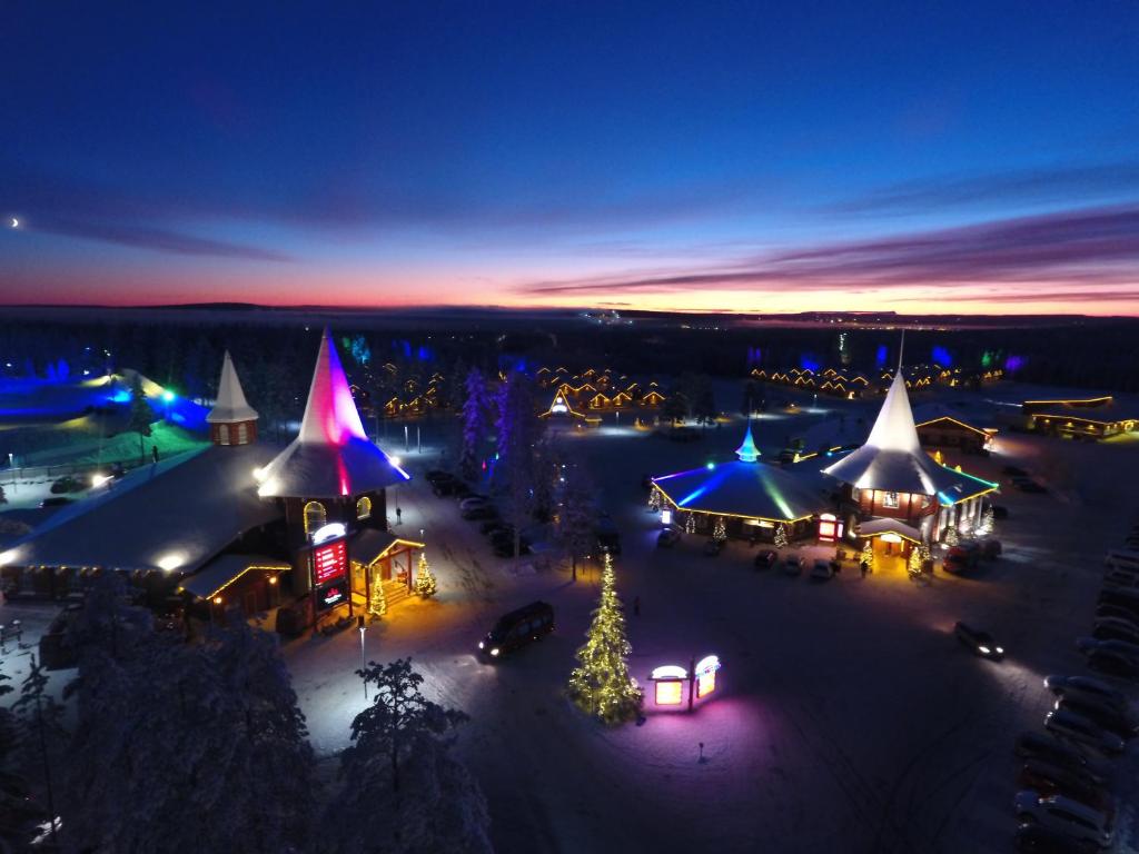 罗瓦涅米圣诞老人假日度假村的夜间圣诞市场的空中景观