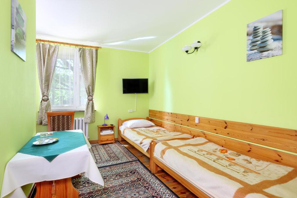 皮瑟兹诺萨兹优斯特尼宾馆的一间卧室配有两张床和一张桌子