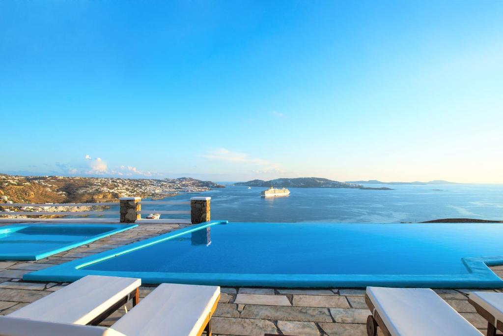图罗斯Aeri Villas & Apartments的海景游泳池