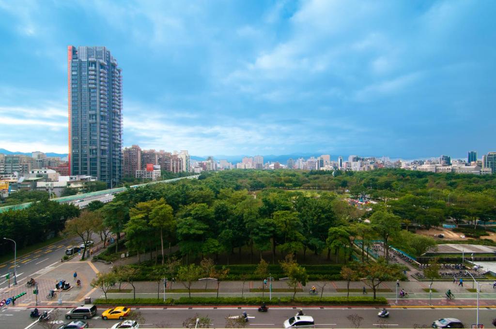 台北多郎明哥商务旅馆的享有高楼城市美景