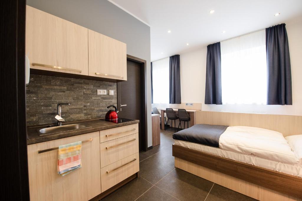 布拉迪斯拉发Apartments Danube的卧室配有床和盥洗盆