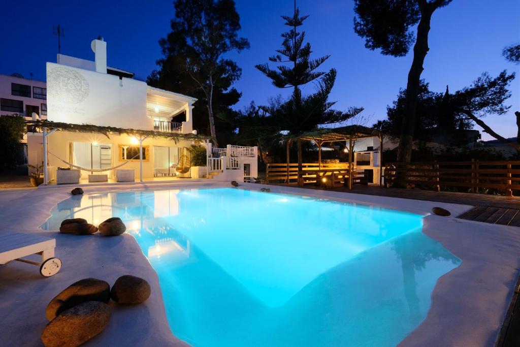 圣埃乌拉利亚Villa Clara Ibiza的游泳池,后方是一座房子