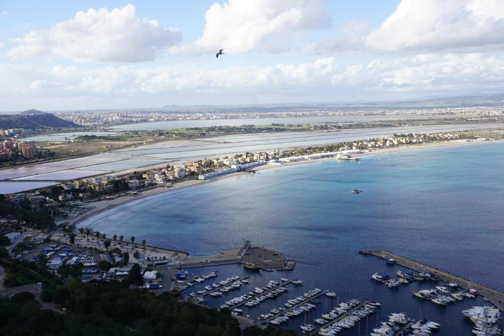 卡利亚里Wonderful apartment in Cagliari center的海港的空中景色,水中有船只