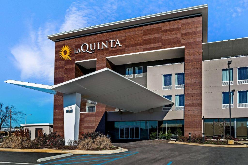 塔斯卡卢萨La Quinta by Wyndham Tuscaloosa McFarland的前面有标志的建筑