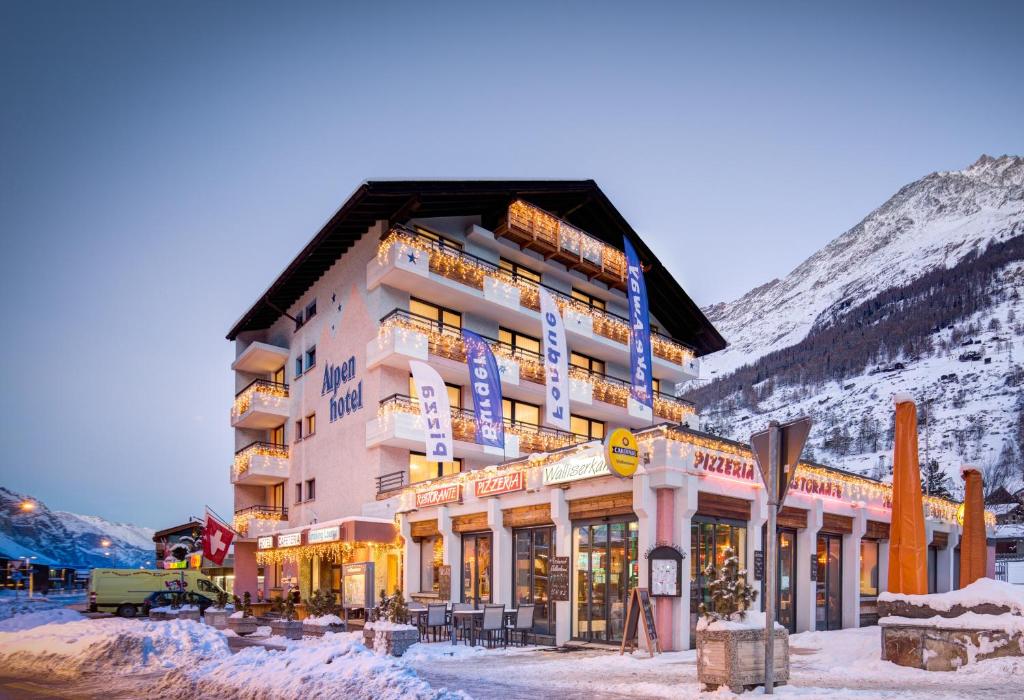 塔什Hotel Matterhorn Inn的雪中山间酒店