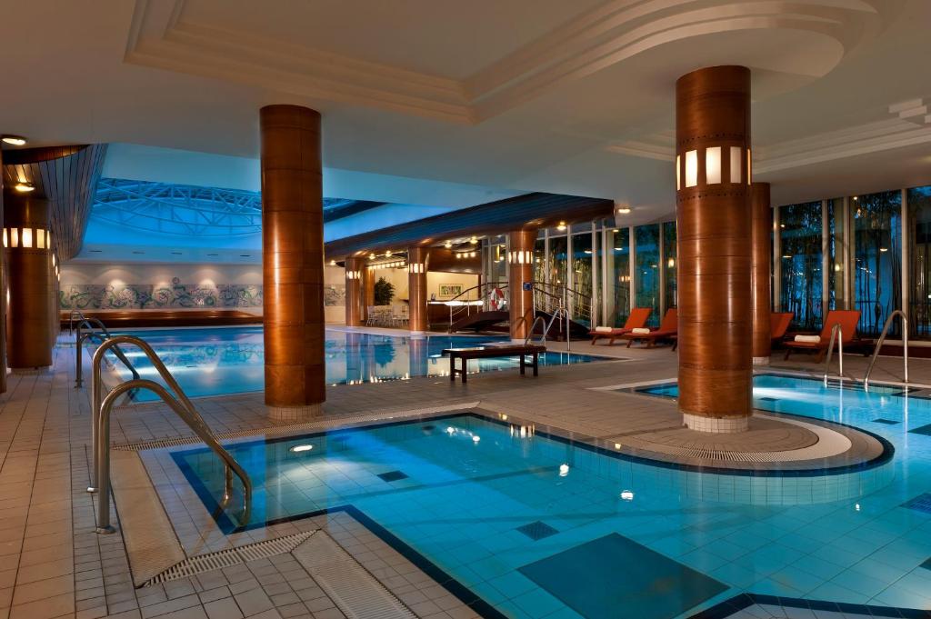 拉德博伊尔德累斯顿拉德博伊尔城市酒店的一座有柱子的酒店游泳池